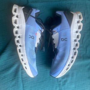 ON Cloudstratus womens 9 light blue running shoe